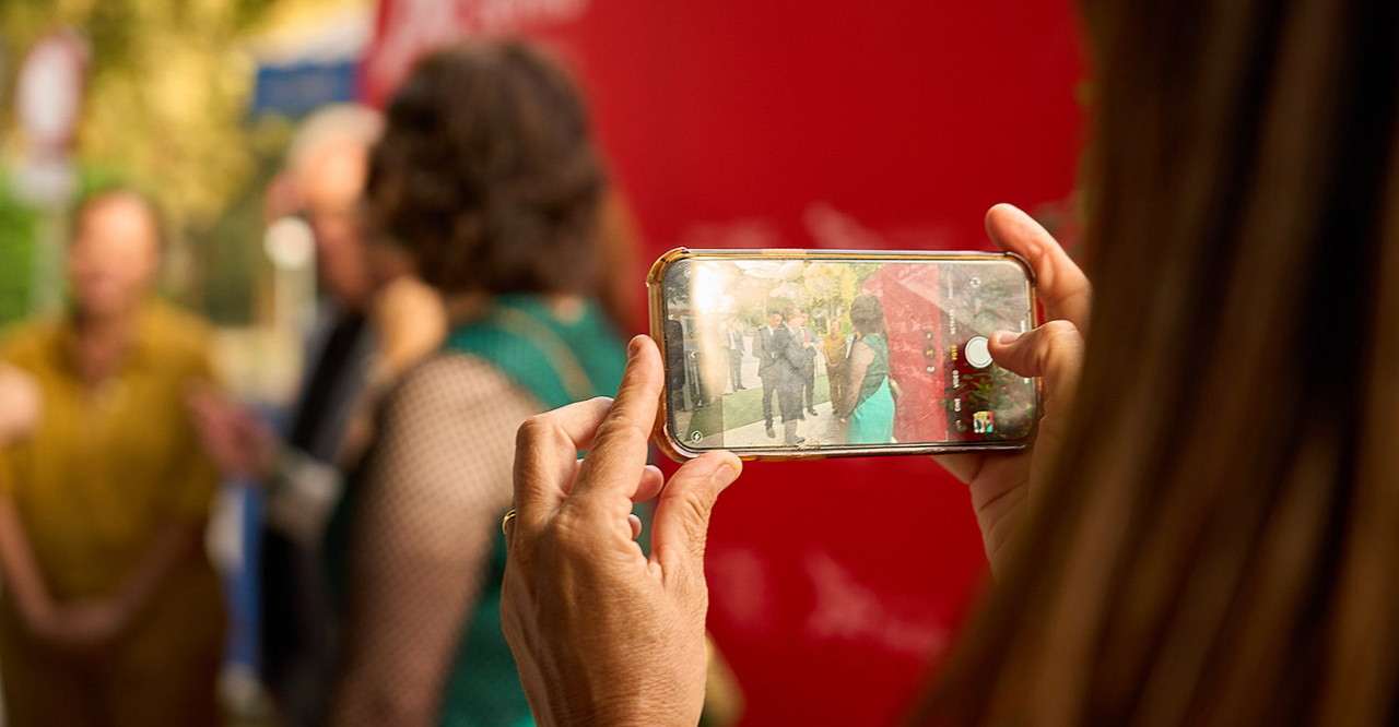 Persona haciendo una fotografía con un móvil en los I Premios de Oleoturismo de España los I Premios de Oleoturismo de España.