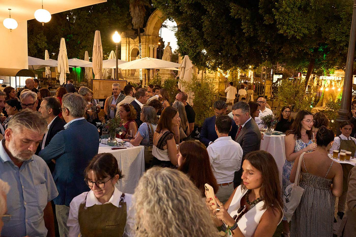 Fotografía del evento al aire libre después de los I Premios de Oleoturismo de España.