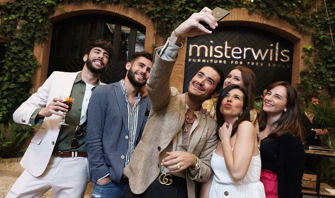 Equipo de Yerba Buena haciéndose un selfie en un evento de Misterwills.
