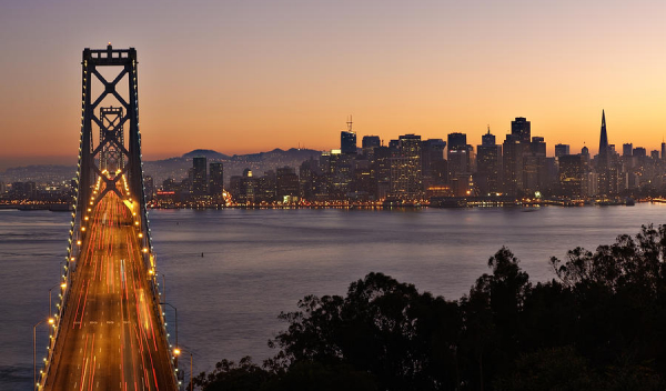 Fotografía nocturna del puente Golden Gate, en San Francisco (Estados Unidos).