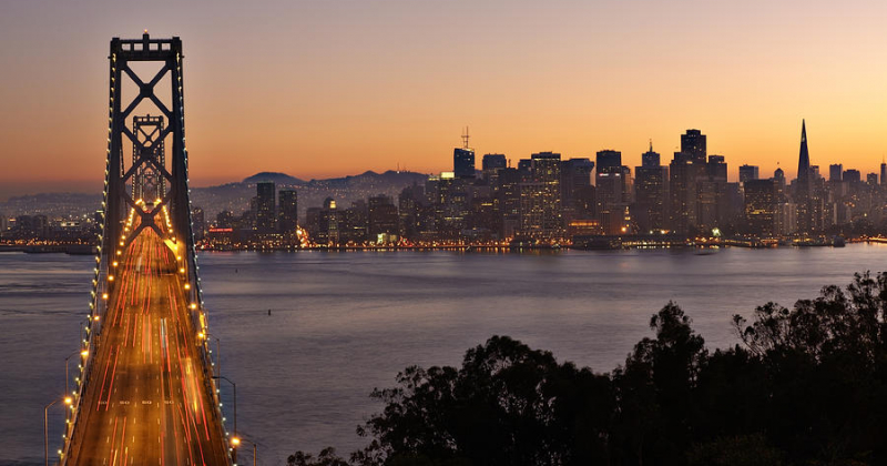Fotografía nocturna del puente Golden Gate, en San Francisco (Estados Unidos).