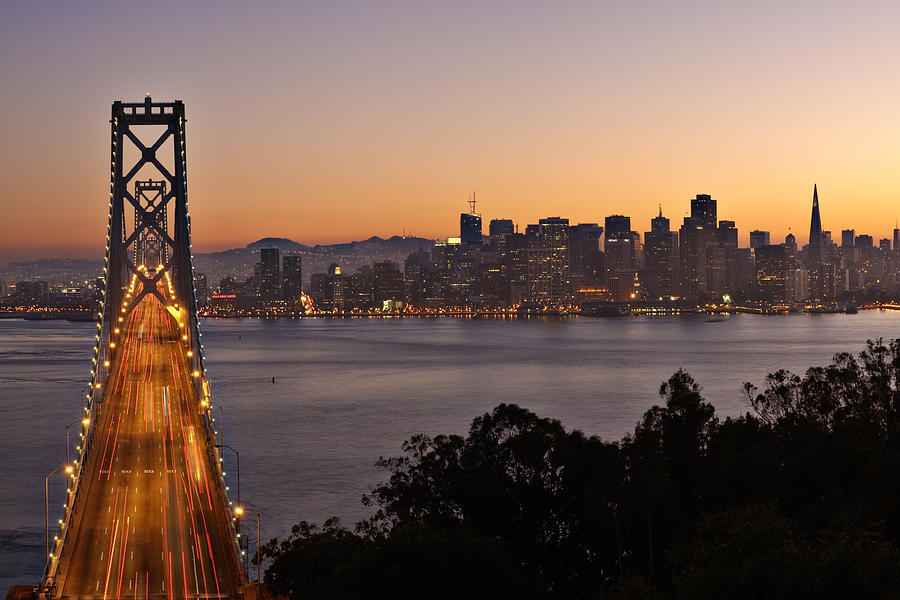 Fotografía nocturna del puente Golden Gate, en San Francisco (Estados Unidos).