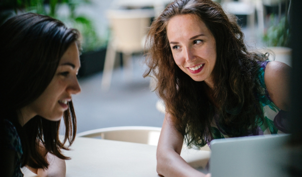 Chicas trabajando en Marketing Digital