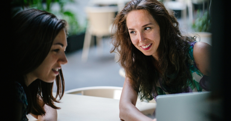 Chicas trabajando en Marketing Digital