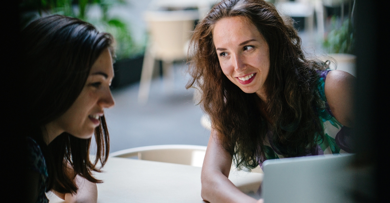 Chicas trabajando en Marketing Digital