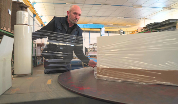 Trabajador embalando en fábrica de muebles